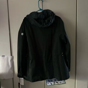 Chamarra para lluvia nueva de norstrom color verde obscuro larga